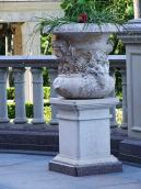 Дакоративна ваза перед входом