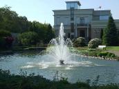 Фонтан на тлі корпусу 4