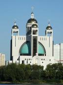 Собор на тлі неба