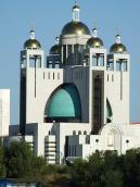 Собор на тлі неба