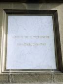 Напис на лівому боці постаменту