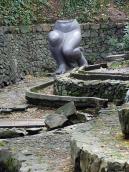 Скульптура над каскадом