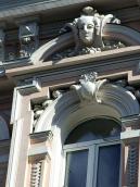 Маскарон над вікном 5-го поверху