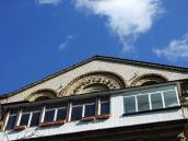 Фронтон і балкони 5-го поверху