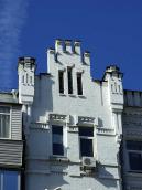 Вікна 6-го поверху і правий фронтон