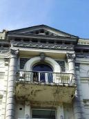 Фронтон і балкон 5-го поверху