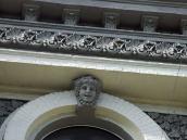 Маскарон над вікном 5-го поверху