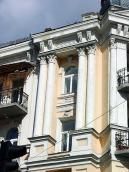 Колони й вікна 3-4-го поверхів