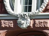 Замковий камінь над порталом