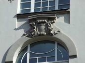 Замковий камінь вікна 5-го поверху…