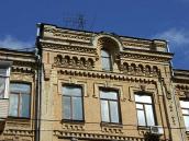 Вікна 4-го поверху і центральний фронтон