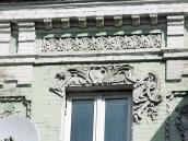 Рельєфи над вікном 4-го поверху