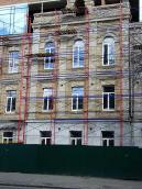 Центральна частина головного фасаду