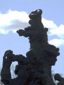 Верхня частина скульптурної групи