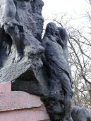 Нижня частина скульптурної групи