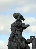 Верхня частина скульптурної групи