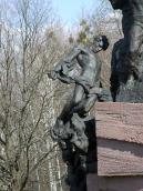 Нижня частина скульптурної групи