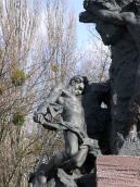 Нижня частина скульптурної групи (2)