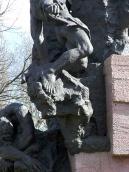 Нижня частина скульптурної групи…