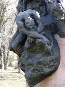 Нижня частина скульптурної групи