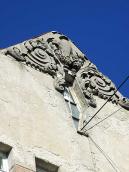 Сецесійний фронтон на фасаді по вул.…