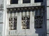 Рельєфи над вікнами 2-го поверху…