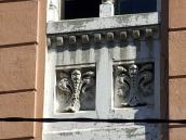 Рельєфи над вікнами 2-го поверху (в…