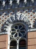 Розетка в тимпані вікна та фриз