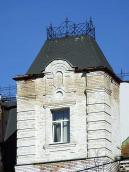 Фронтон і вікно 6-го поверху сходової…