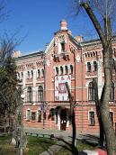 Середня частина головного фасаду