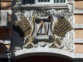 Рельєф над аркою входу