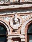 Медальйон з жіночим бюстом