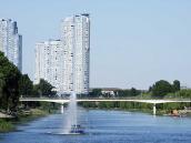 Фонтани, пішохідний міст і будинки…