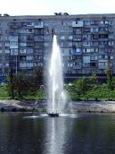 Фонтан на тлі будинку по вул.…