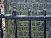 Напис на постаменті