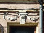 Скульптурні прикраси над вікном