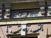 Фриз і скульптурні прикраси над вікном