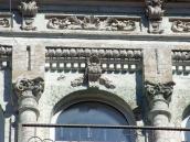 Тимпан вікна 4-го поверху