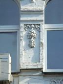 Рельєфна вставка між вікнами 4-го…