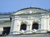 Вікна 5-го поверху і фронтон