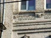 Рельєфна вставка під вікном 3-го поверху