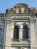 Вікна 4-го поверху і фронтон