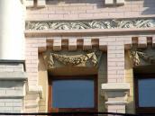 Рельєфна вставка над вікном 3-го поверху