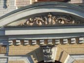 Тимпан над входом