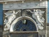 Тимпан над входом