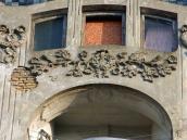 Сецесійний рельєф на фронтоні