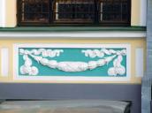 Рельєфна вставка під вікном