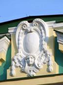 Фронтон над входом