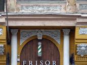 Тимпан над входом