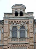 Вікна 4-го поверху і фронтон (2)